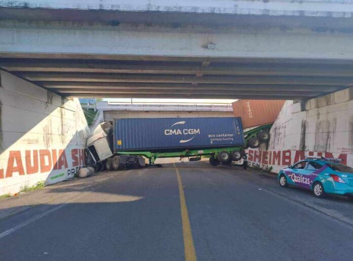 HUANIQUEO Tráiler se precipita de un puente de la autopista de Occidente y bloquea el acceso a Huaniqueo (5)