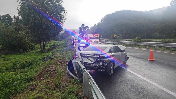 PÁTZCUARO Auto se accidenta en el tramo Pátzcuaro – Zirahuén de la autopista Siglo XXI (2)
