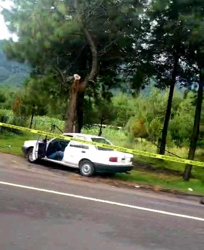 URUAPAN Taxista es asesinado sobre la carretera Uruapan - Los Reyes (2)