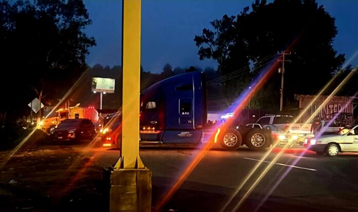 URUAPAN Transportistas bloquean el acceso a Uruapan, por agresión a uno de sus miembros en Pátzcuaro (3)