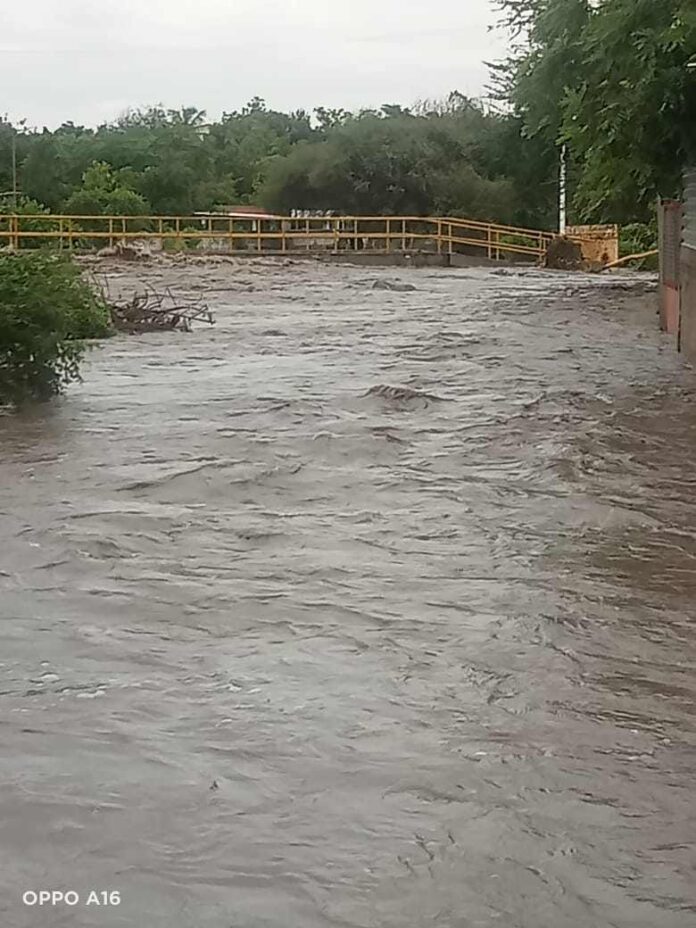 MÚGICA Fuertes lluvias generan inundaciones en Múgica (7)
