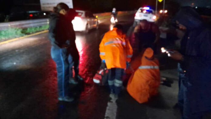 TARÍMBARO Mujer cae de vehículo en movimiento sobre la Morelia-Salamanca