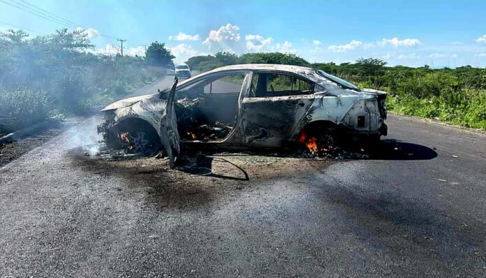 ZINÁPARO Delincuentes incendian dos vehículos en Zináparo