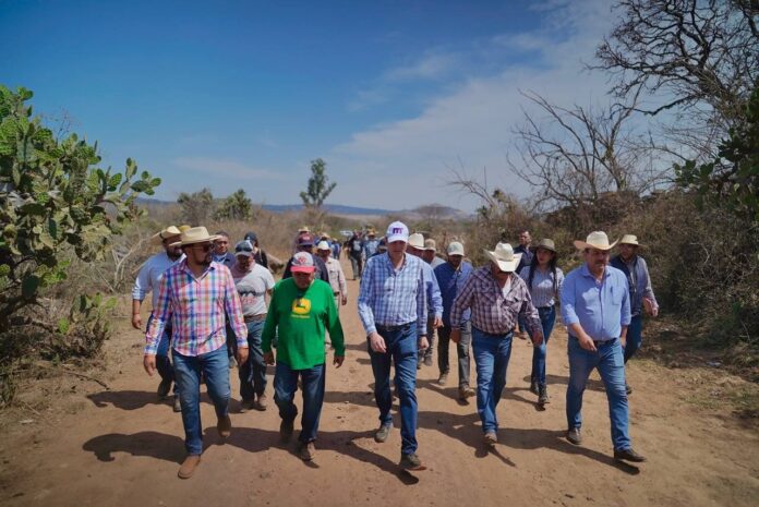 Alfonso Martínez con Cosechadores