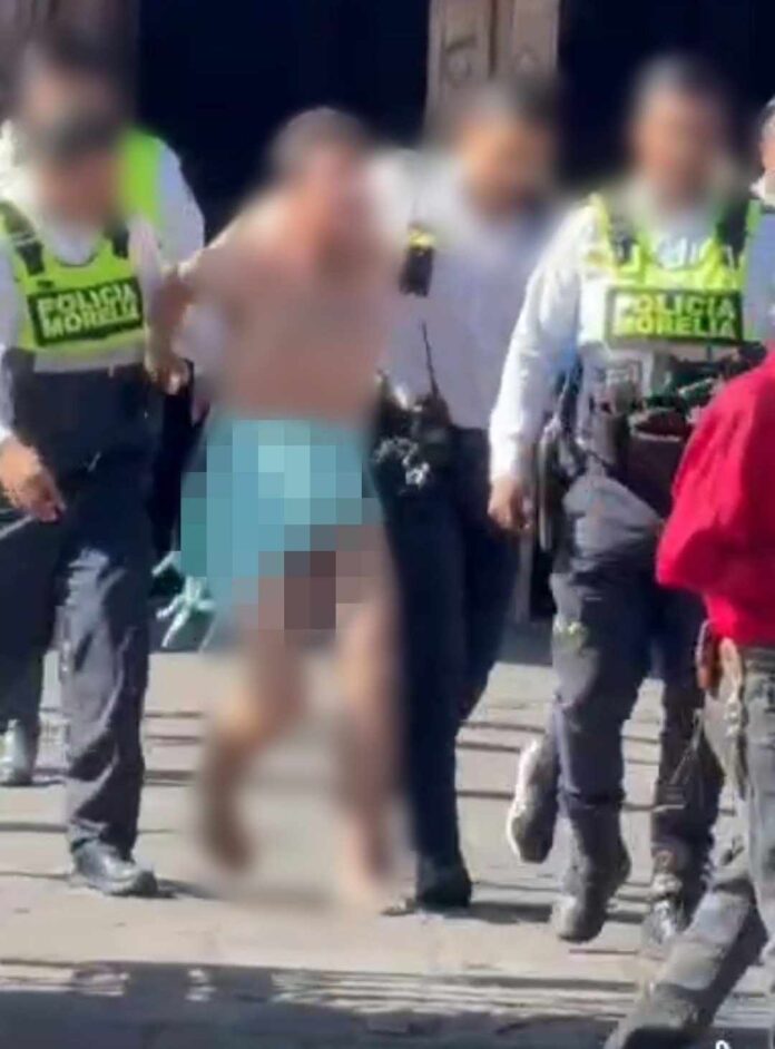 MORELIA Sujeto desnudo es detenido por policías en el atrio de la Catedral de Morelia (1)