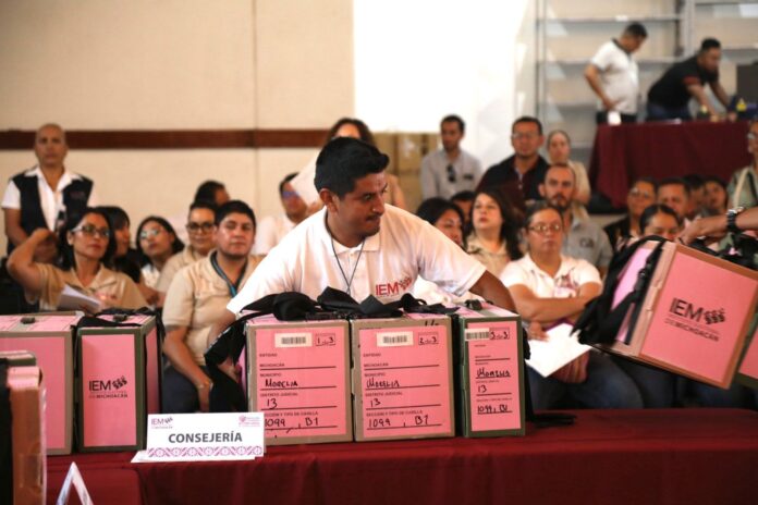 IEM, capacitan a integrantes de comités distritales