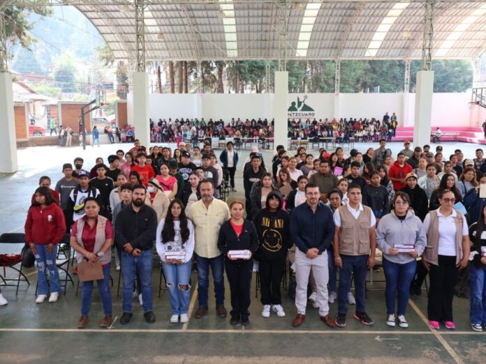 Pátzcuaro, entrega de becas