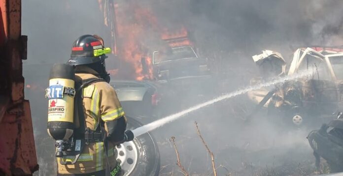 Combaten incendio en Tarímbaro
