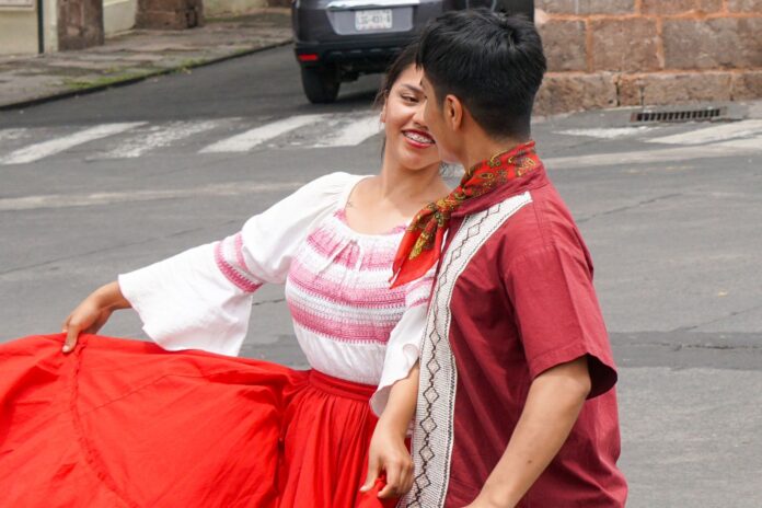 Morelia, caranava artística de poblanos