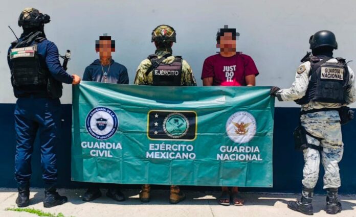 Michoacán, aseguran a dos hombres con narcolonas