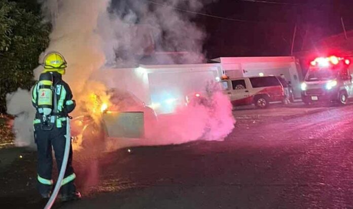 Michoacán, incendio de auto en Tacámbaro