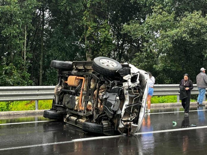 Michoacán, volcadura en carretera