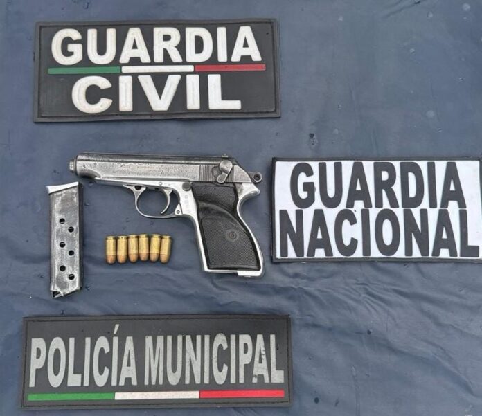 Michoacán, aseguran armas y vehículo en Zamora