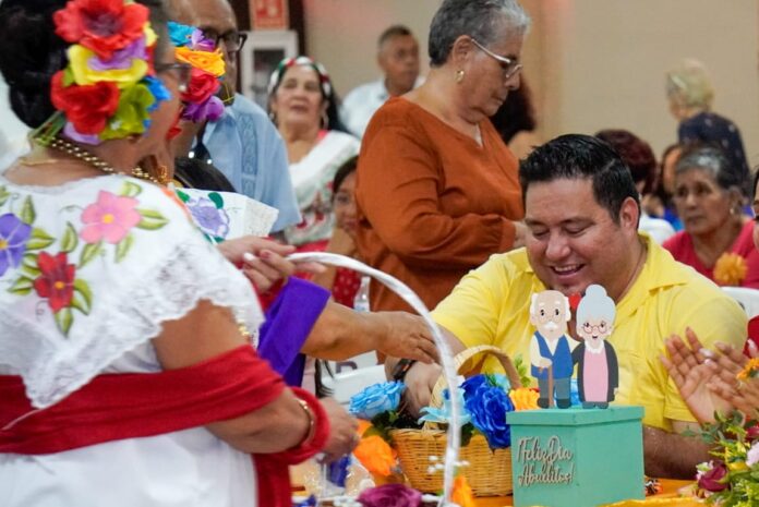 Michoacán, en LC festejan a los adultos mayores