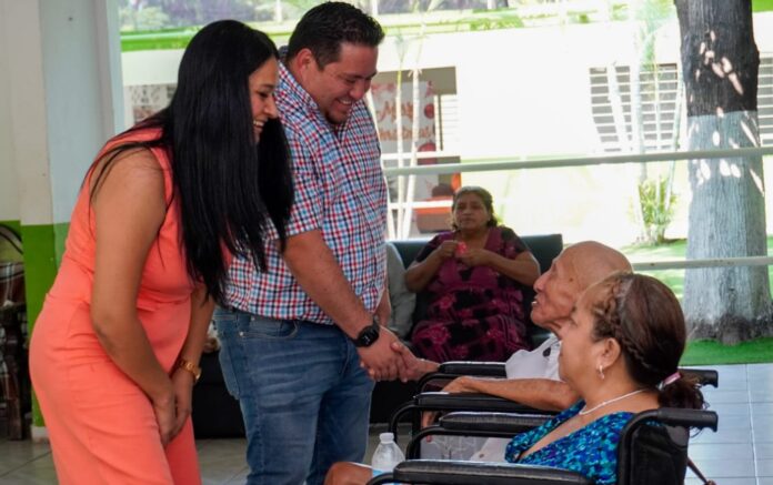 Michoacán, festejan a los adultos mayores en LC
