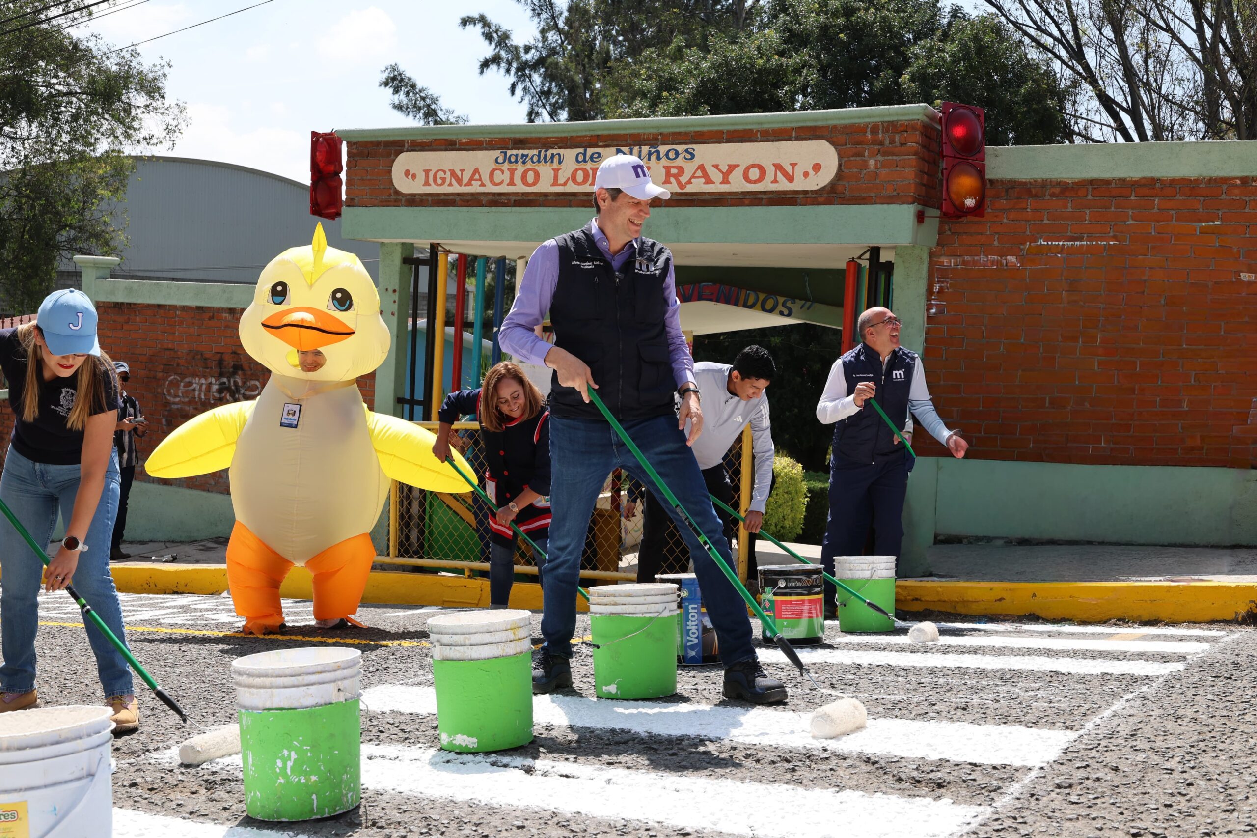 Alfonso Martínez convive con niñas y niños por campaña ambiental