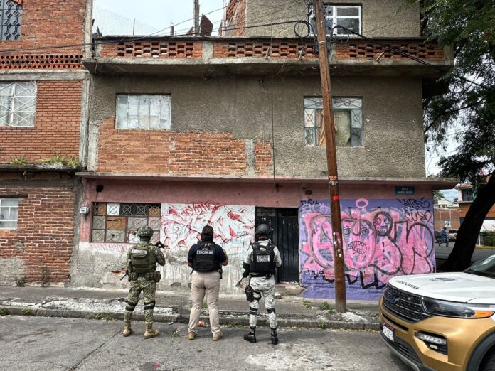 En cateo FGE asegura 975 dosis de metanfetamina y detiene a cuatro personas