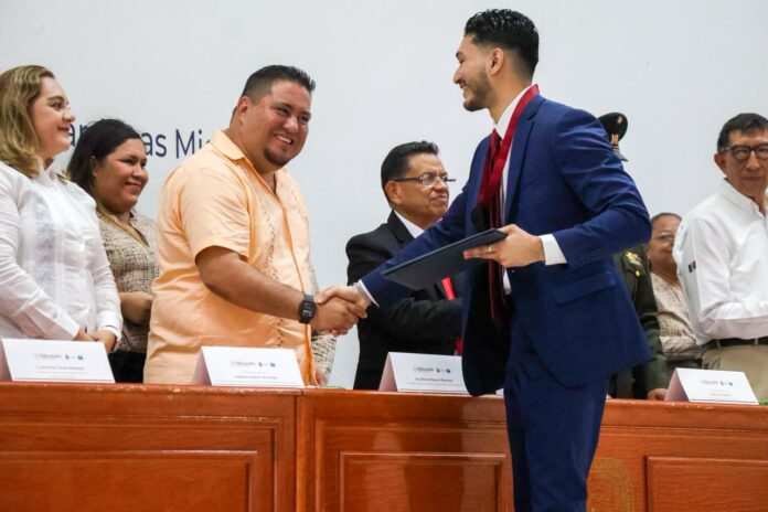 "Crean en sus metas y esfuercense para cumplirlas": Manuel Esquivel