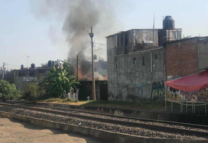 Arde choza de madera en Morelia