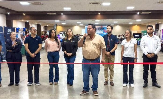 Manuel Esquivel Bejarano Inaugura Expo UNIS 2025