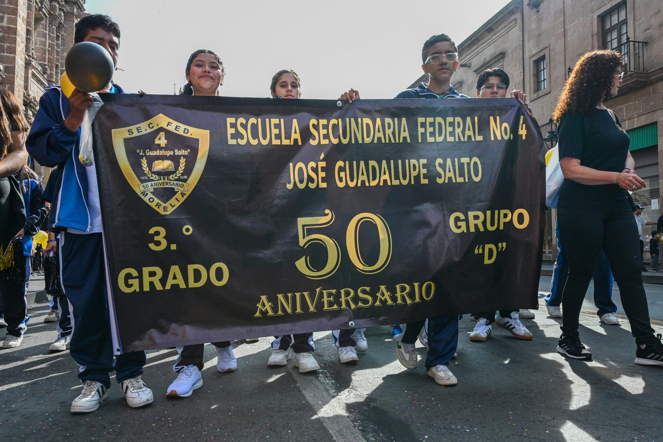 Desfile conmemorativo de la secundaria 4 sorprendió las calles
