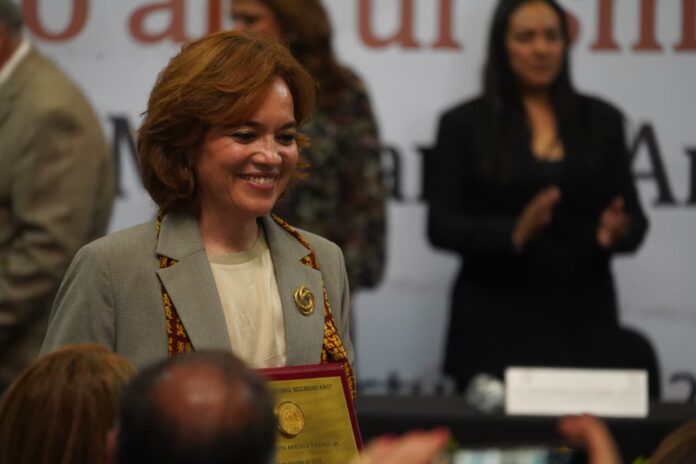 Entrega congreso Mérito al Turismo a Margarita Arriaga Pierres