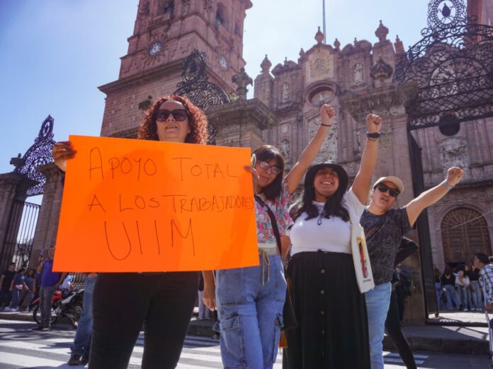 Protestan trabajadores y maestros de la universidad indígena