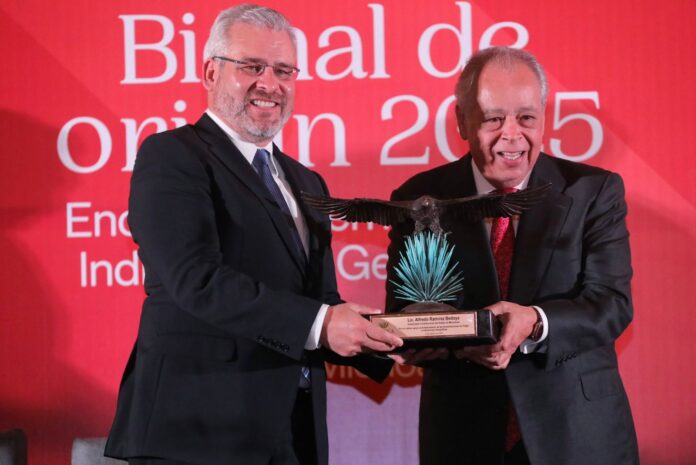 Otorgan a Bedolla el galardón El águila en vuelo