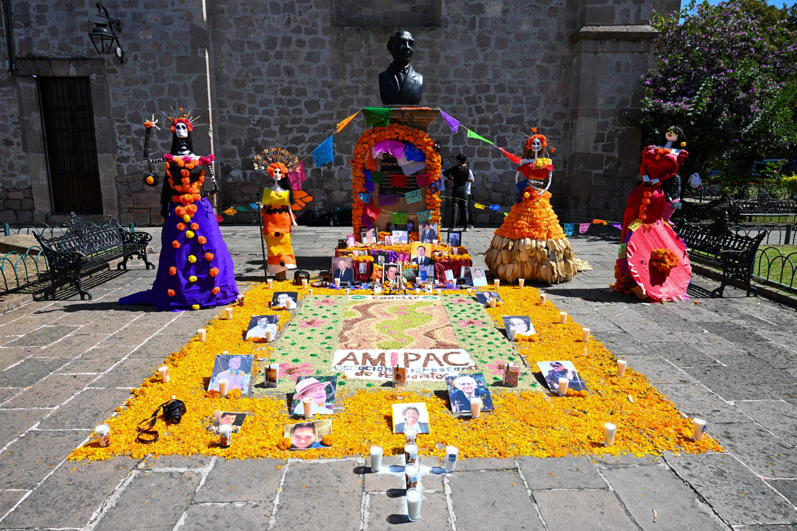 Altar especial en memoria de las y los periodistas