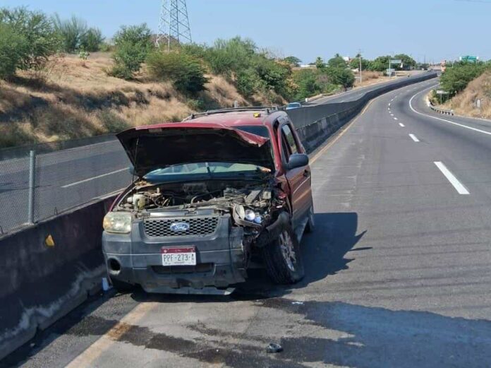 Choque frontal en la Cuatro Caminos-Apatzingán deja tres lesionados