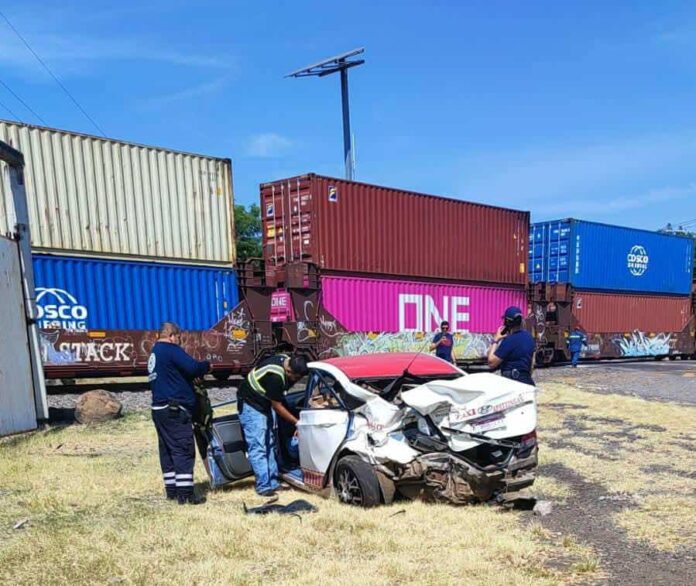 Taxi embestido al tratar de ganarle el paso al Tren