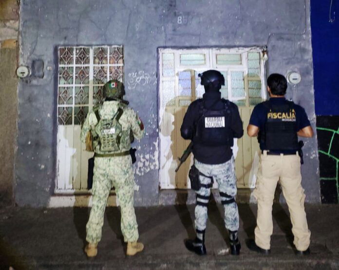 En cateo, asegura Fiscalía General 925 dosis de narcótico y detiene a una persona