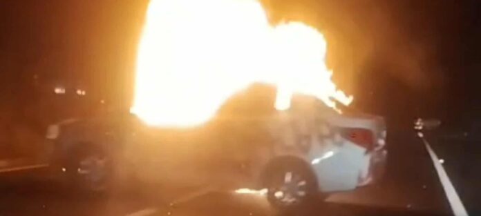 Un grupo de estudiantes normalistas atravesó un vehículo y le prendió fuego sobre la carretera Morelia-Pátzcuaro, a la altura de la Tenencia de Tiripetío, municipio de Morelia, informaron autoridades policiales.