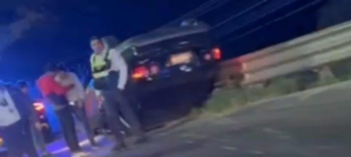 Dos vehículos protagonizaron un choque y uno de ellos terminó volcado sobre el Libramiento Nororiente de la ciudad de Morelia, informaron fuentes policiales.