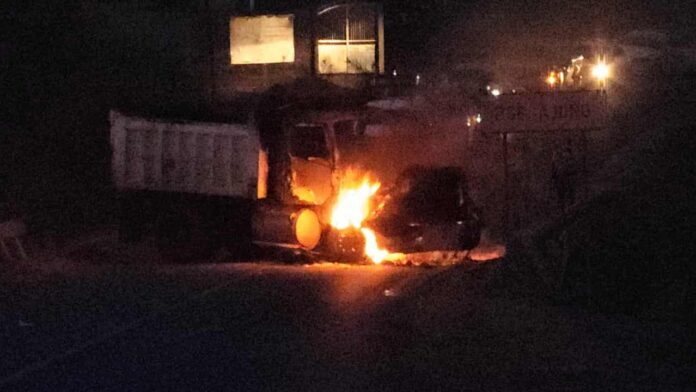 Delincuentes queman un camión y hacen bloqueos carreteros