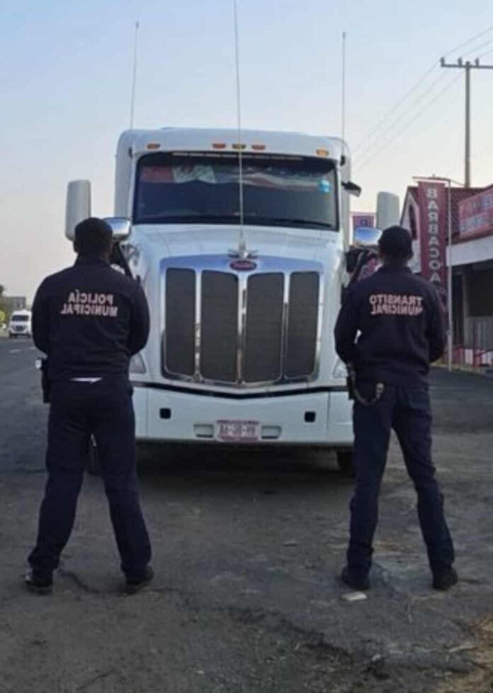 Policías de Tarímbaro recuperan tractocamión robado