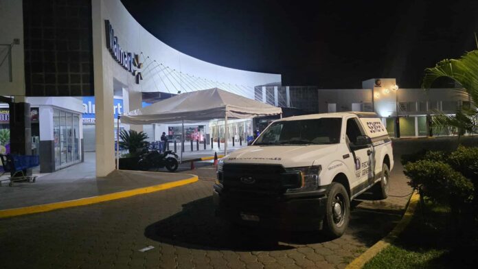 Pistolero balea a empleado de Walmart en Zamora
