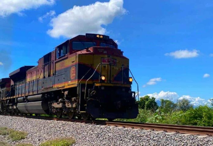 Michoacán, asaltan ferrocaril