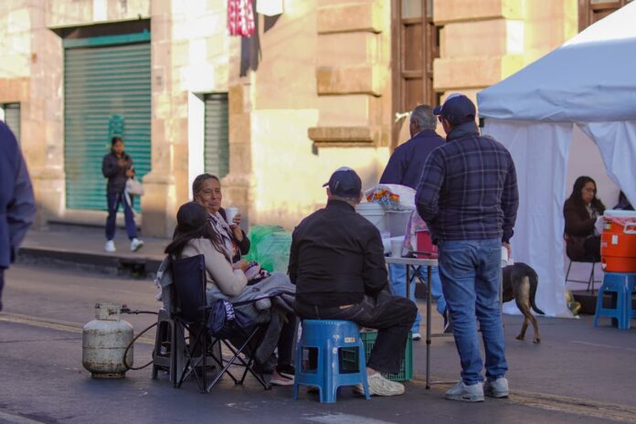 Michoacán, continúan bloqueos del sector Salud