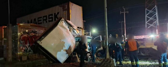 Michoacán, camión embestido por el ferrocaril