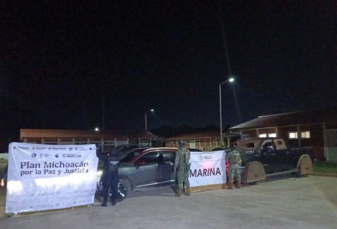 Marinos aseguran vehículo monstruo y narcóticos, en Aquila