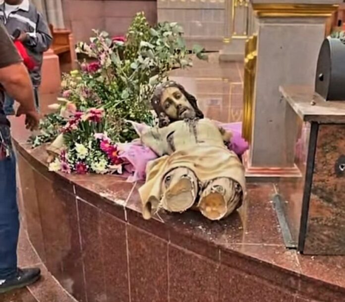 Enloquecido sujeto destroza mobiliario e imágenes religiosas