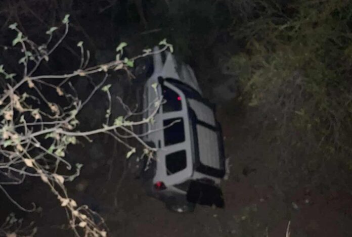 Camioneta cae a barranco tras choque en Huetamo