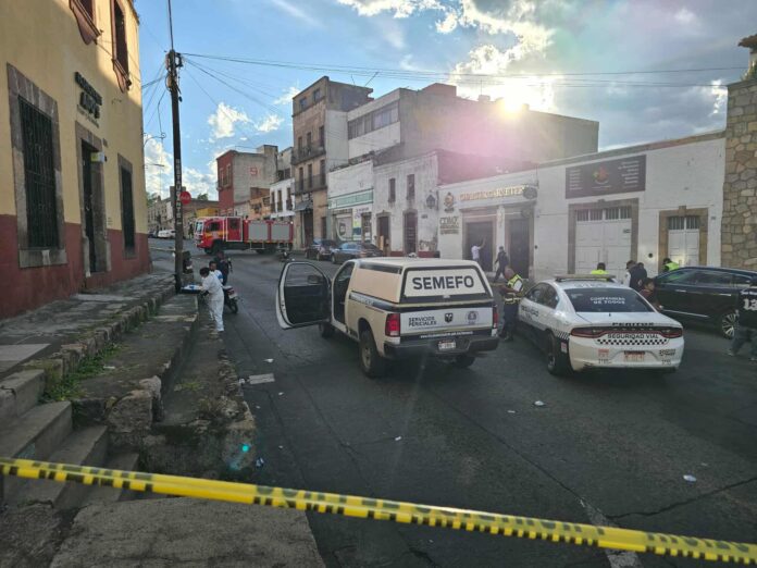 Familia se accidenta en motocicleta; una mujer fallece