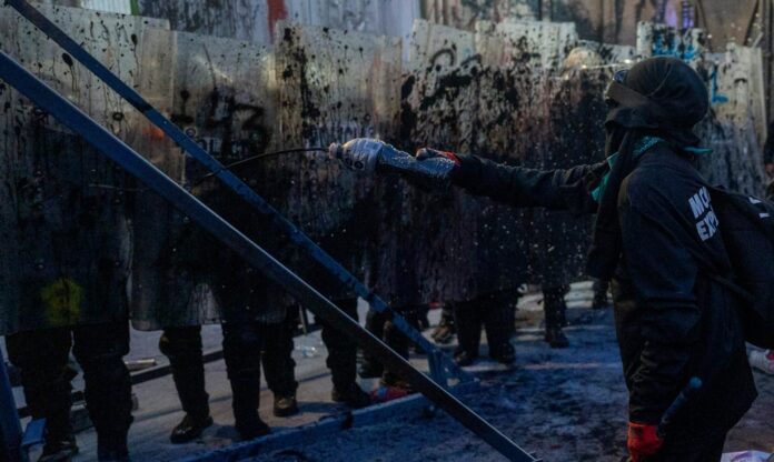 8M | Bloque Negro humilla a la Guardia Civil con un pintarrajeo de locura