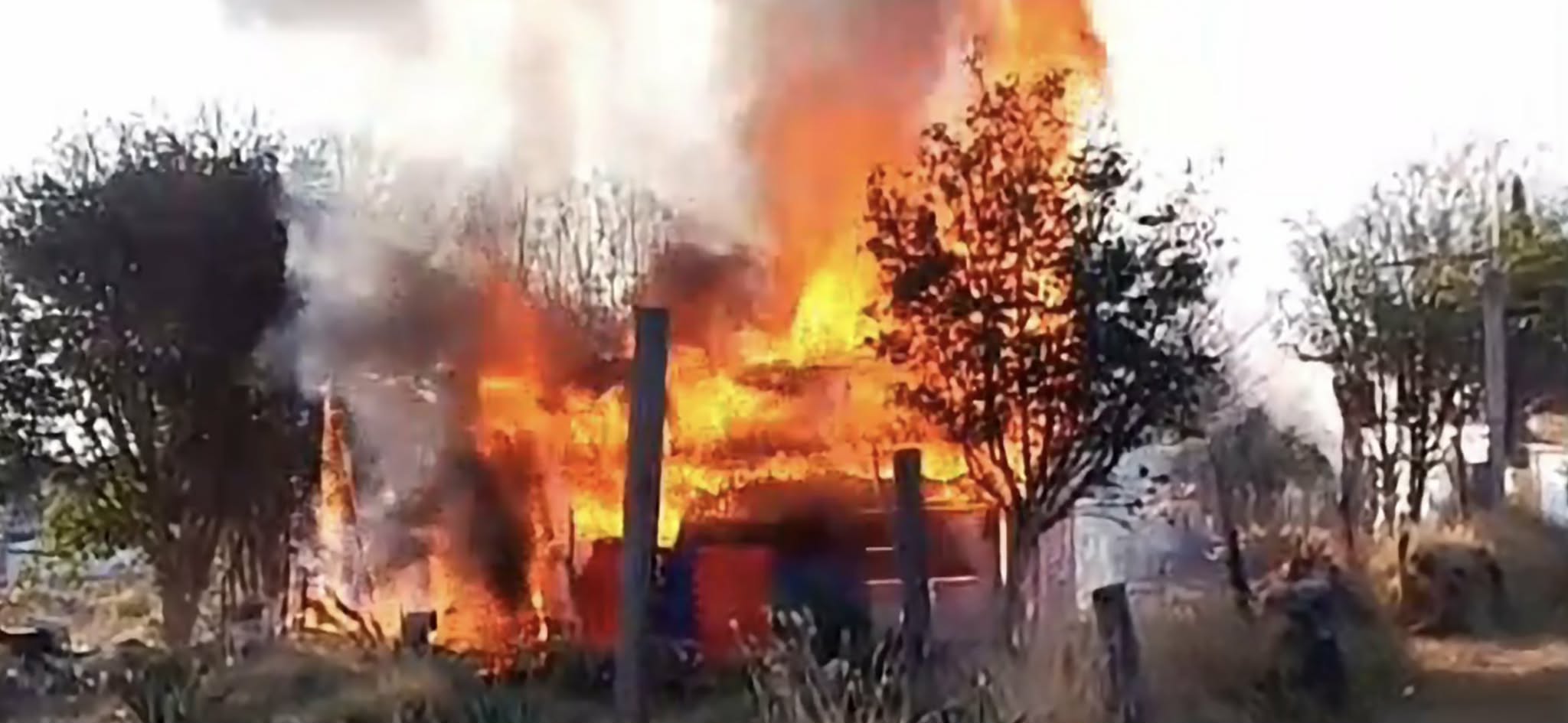 Arde choza en la colonia San Isidro Itzícuaro, Morelia