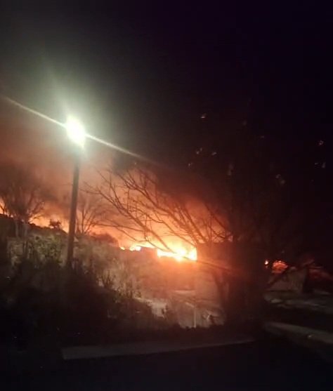 Incendio en pastizal se extiende a terrenos baldíos, Morelia