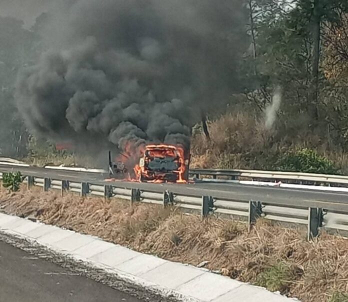 Camioneta se incendia sobre la autopista Siglo XXI