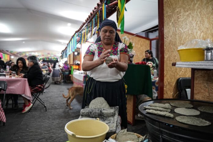 Enchimadas, maíz azul y antojitos acompañan la fiesta de la K’uínchekua