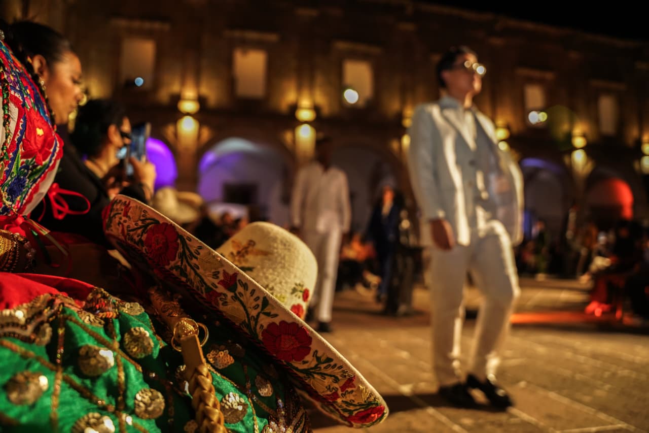 Galería | Moda y tradición desfilan en el Palacio Clavijero durante el FIMAC